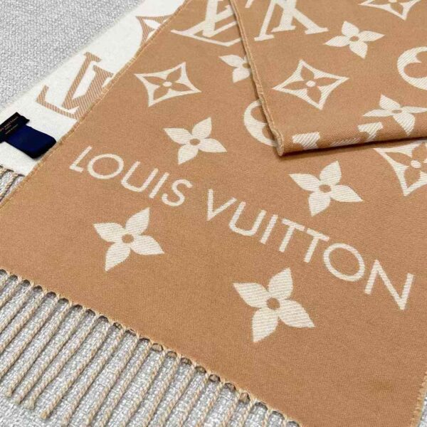 LOUIS VUITTON ESSENTIAL scarf