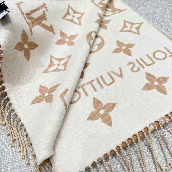 LOUIS VUITTON ESSENTIAL scarf