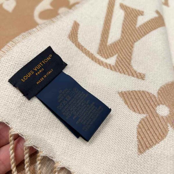 LOUIS VUITTON ESSENTIAL scarf