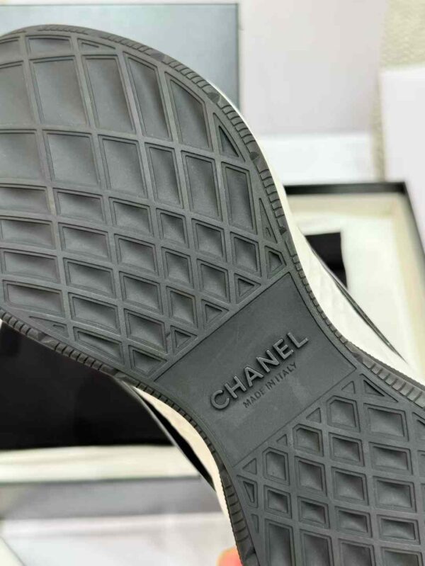 CHANEL Sneakers