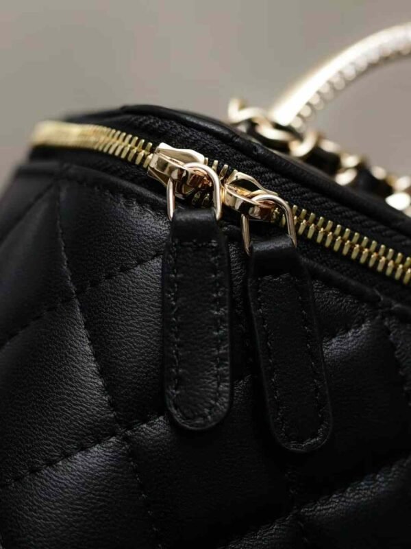 CHANEL 24K Chain box bag