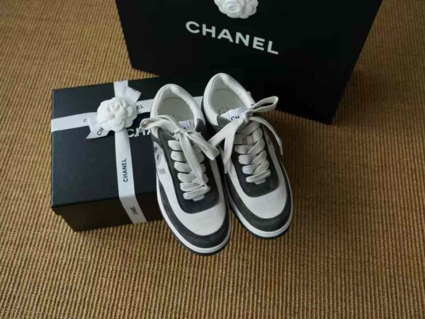 CHANEL Sneakers