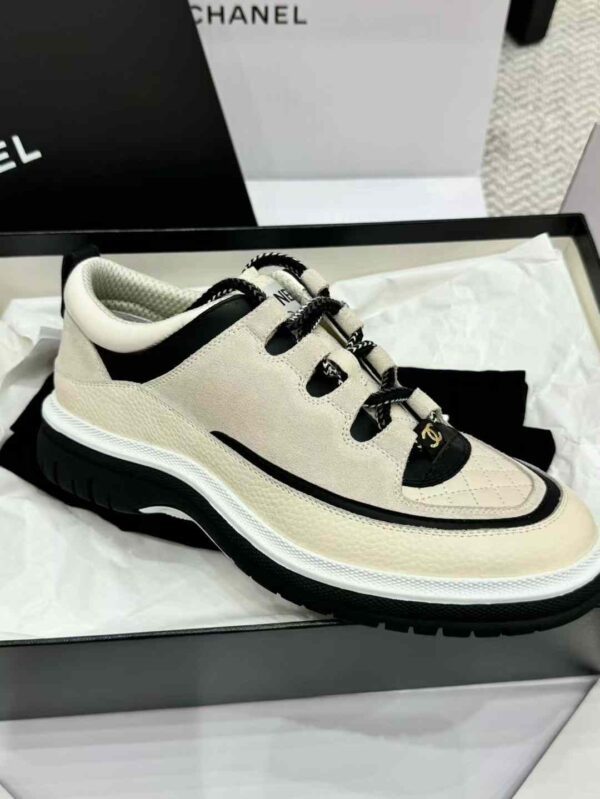 CHANEL 25C Sneakers