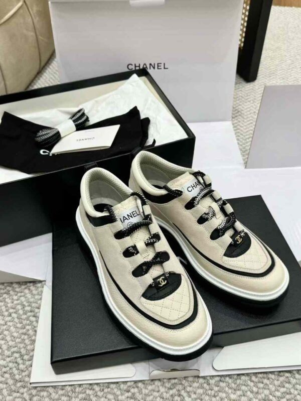 CHANEL 25C Sneakers