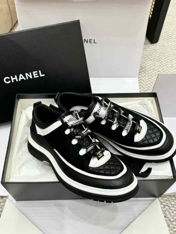 CHANEL 25C Sneakers