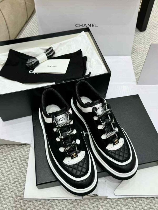 CHANEL 25C Sneakers