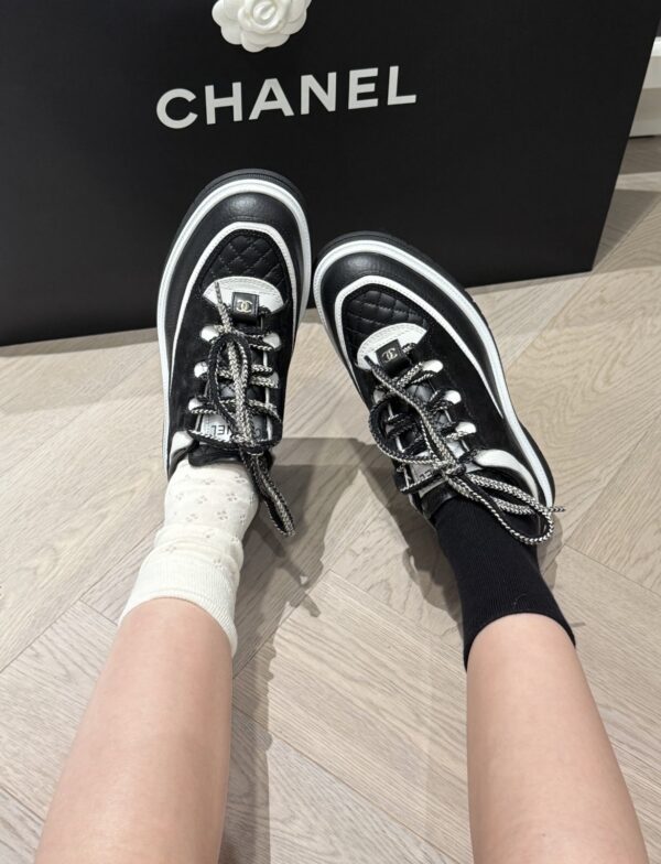 CHANEL 25C Sneakers