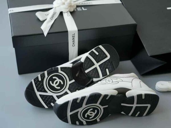 CHANEL 25C Sneakers