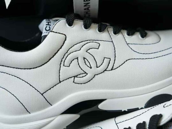 CHANEL 25C Sneakers