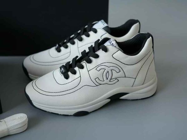 CHANEL 25C Sneakers