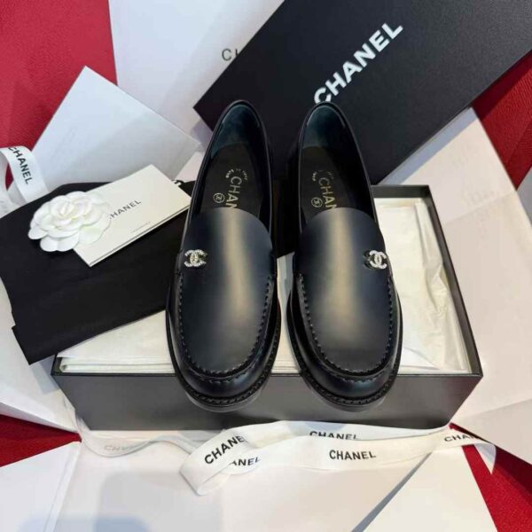 CHANEL Flat leather shoes
