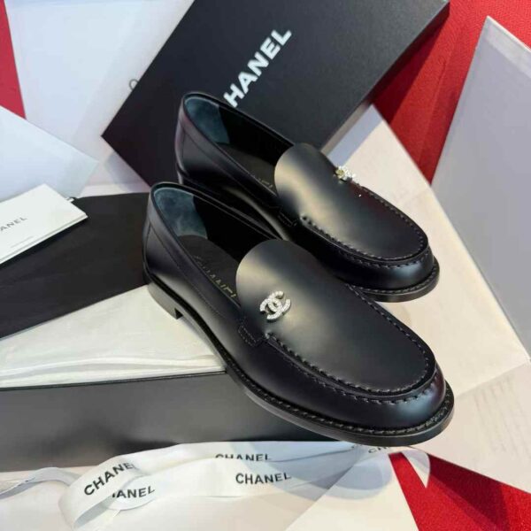 CHANEL Flat leather shoes