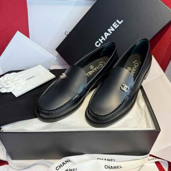 CHANEL Flat leather shoes