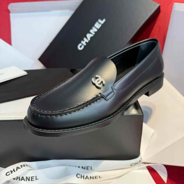 CHANEL Flat leather shoes