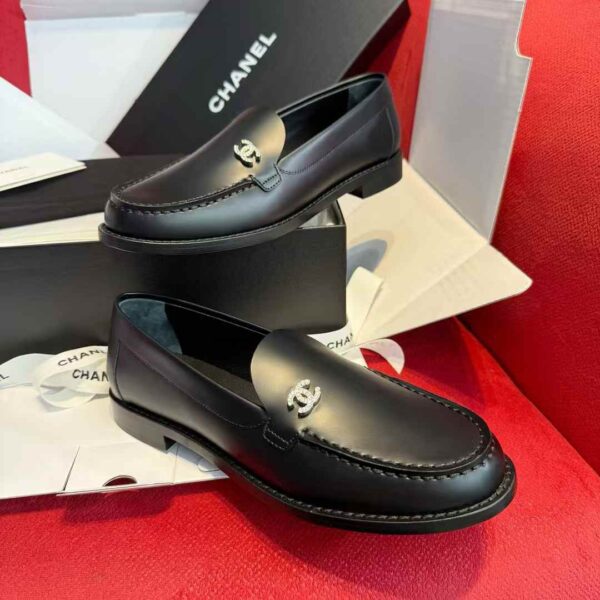 CHANEL Flat leather shoes