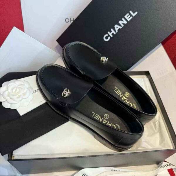 CHANEL Flat leather shoes