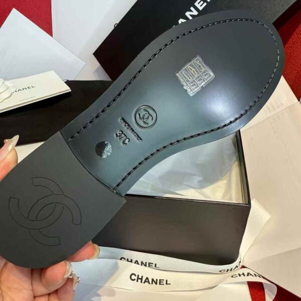 CHANEL Flat leather shoes