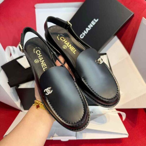 CHANEL Flat leather shoes