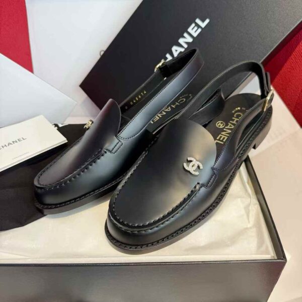 CHANEL Flat leather shoes
