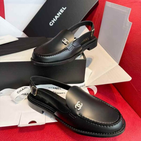 CHANEL Flat leather shoes