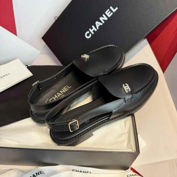 CHANEL Flat leather shoes