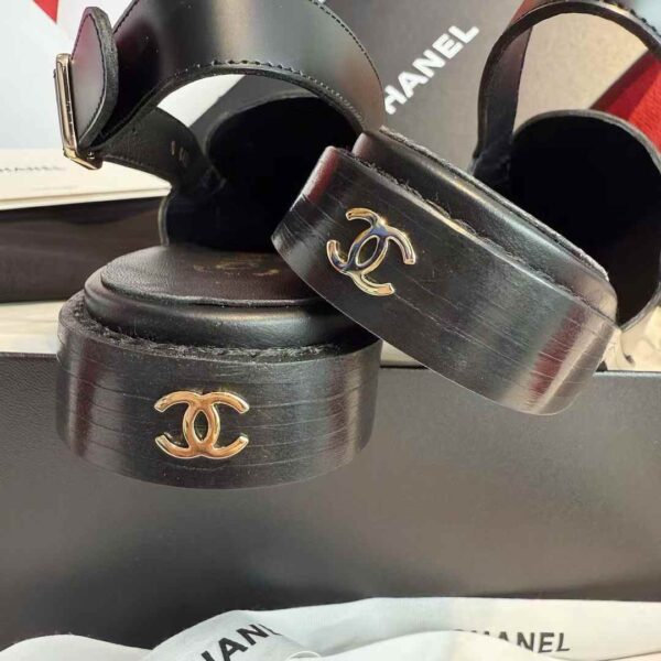 CHANEL Flat leather shoes
