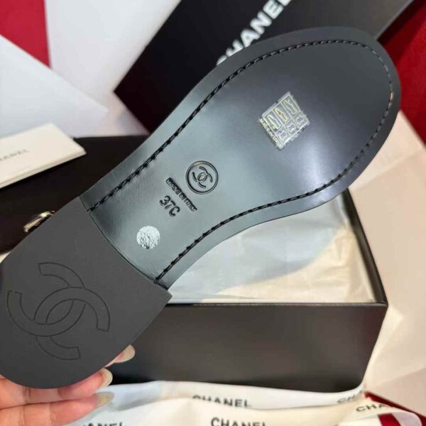 CHANEL Flat leather shoes