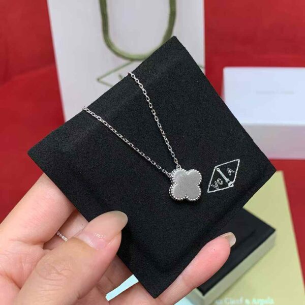 Van Cleef & Arpels Clover necklace