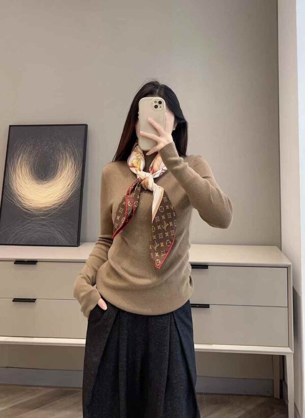 LOUIS VUITTON Square scarf