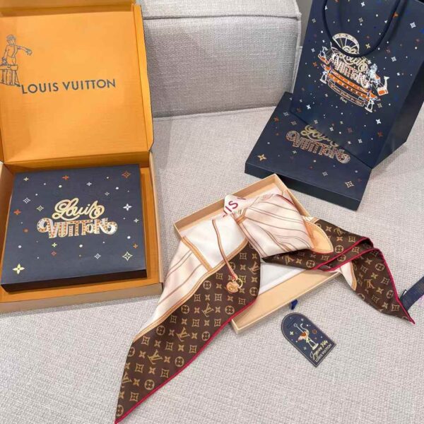 LOUIS VUITTON Square scarf