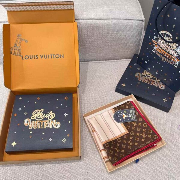 LOUIS VUITTON Square scarf