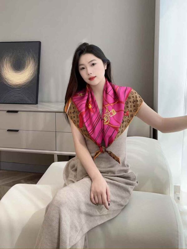 LOUIS VUITTON Square scarf