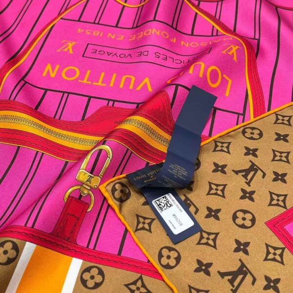 LOUIS VUITTON Square scarf