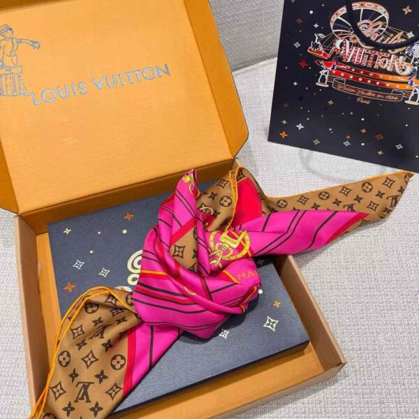 LOUIS VUITTON Square scarf