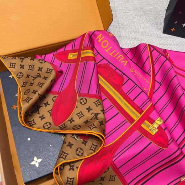 LOUIS VUITTON Square scarf