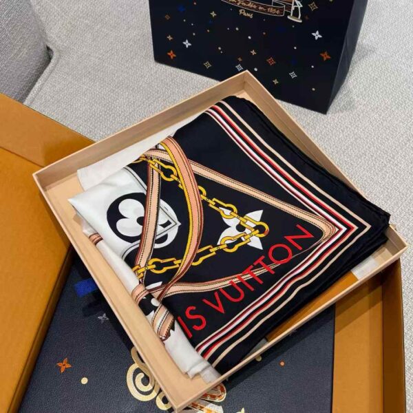 LOUIS VUITTON Square scarf