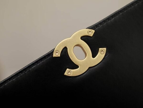 CHANEL Classic flip bag