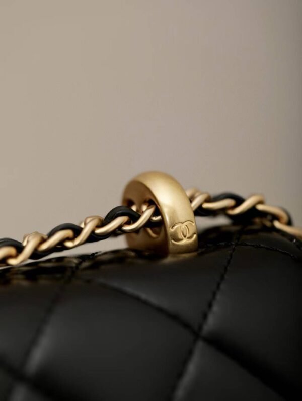 CHANEL Classic flip bag