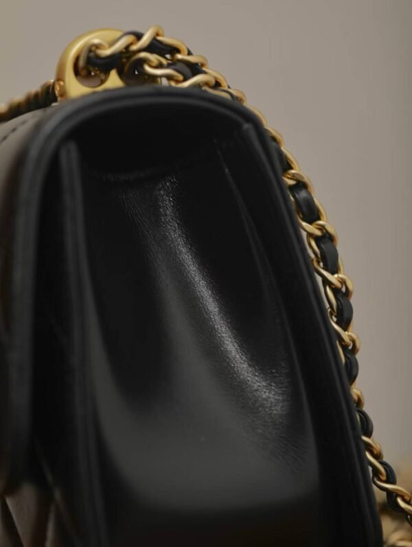 CHANEL Classic flip bag