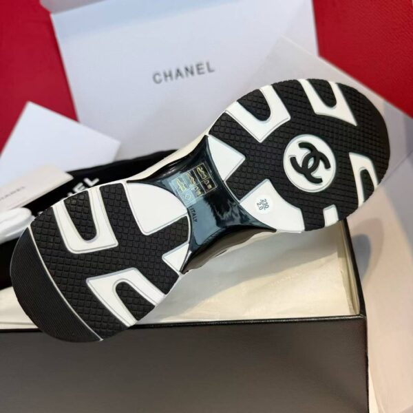 CHANEL 25A Sneakers