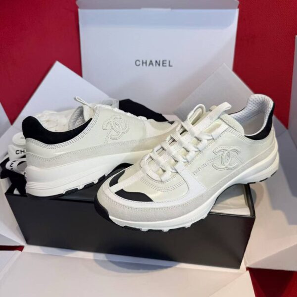 CHANEL 25A Sneakers