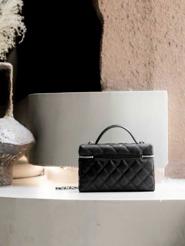 CHANEL 25B Clutch with chain