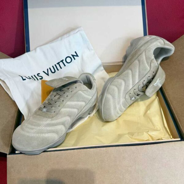 LOUIS VUITTON Sneakers