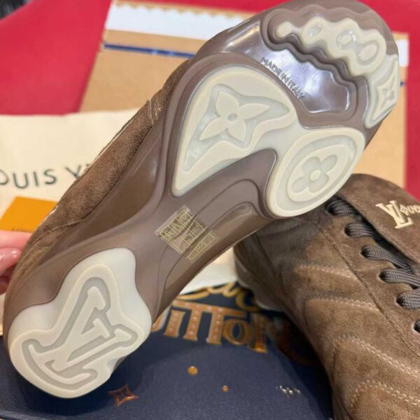 LOUIS VUITTON Sneakers