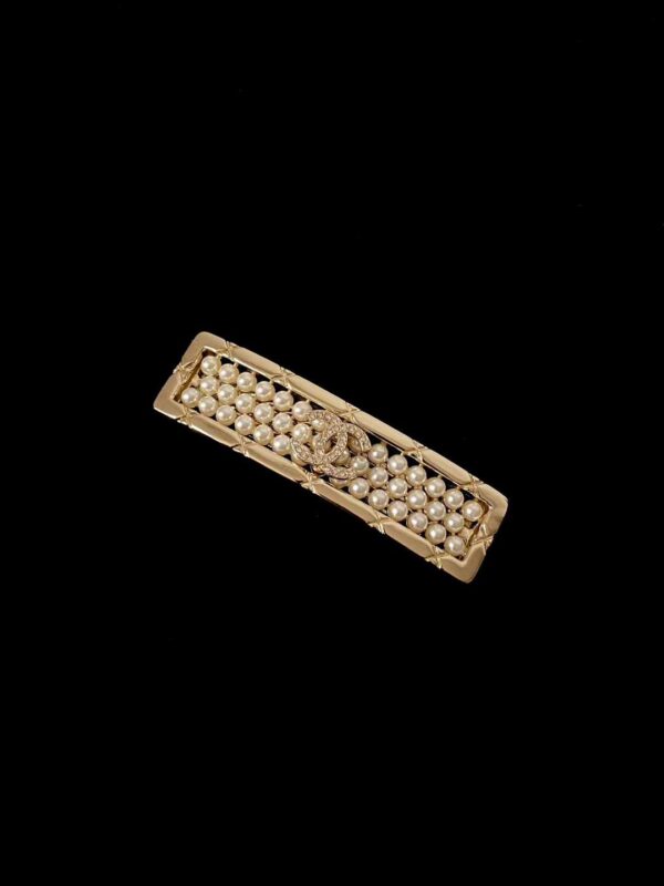 CHANEL Pearl hairpin