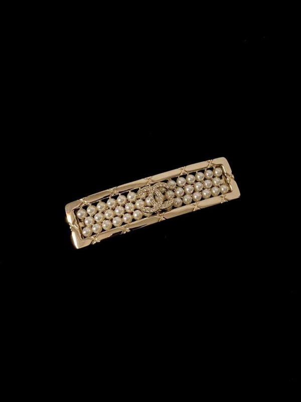 CHANEL Pearl hairpin