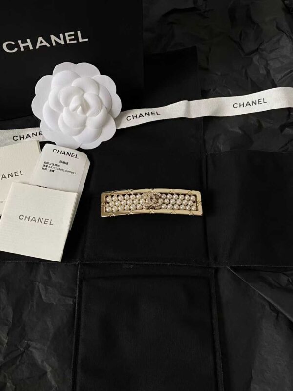 CHANEL Pearl hairpin