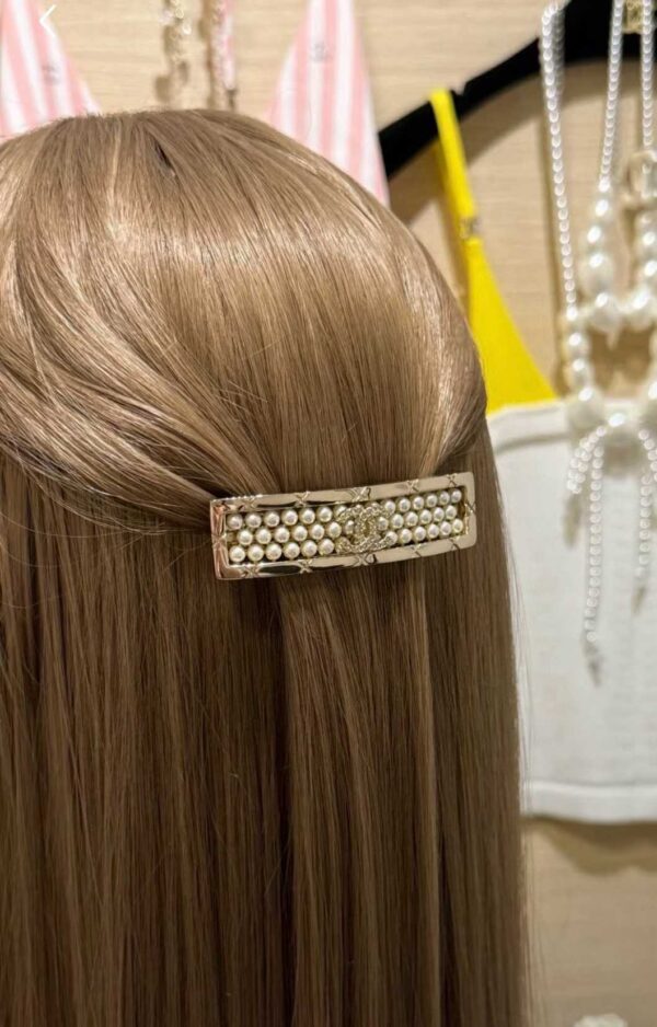 CHANEL Pearl hairpin