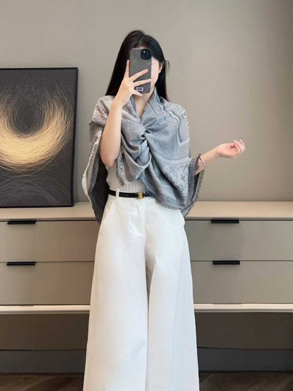 LOUIS VUITTON  Shawl
