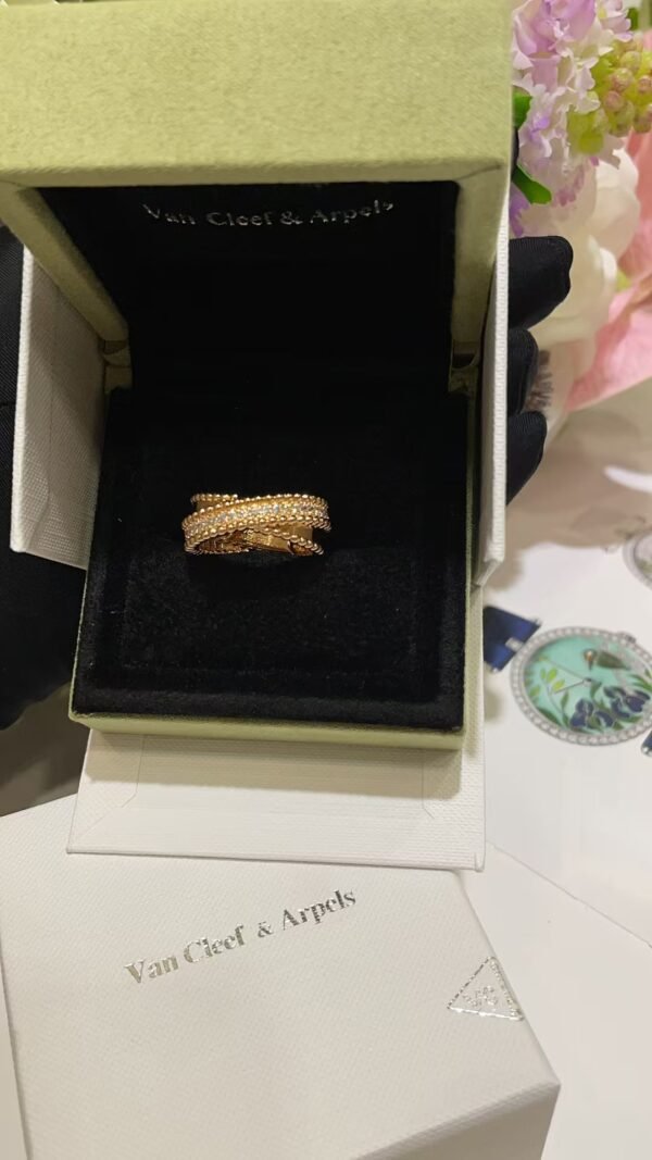 Van Cleef & Arpels ring